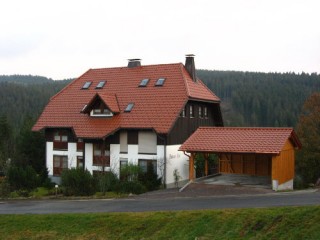 Ansicht Hauseingang mit Carport, Ferienwohnung & Gästewohnung Schwarzwald Falkauer Hof in Feldberg (Schwarzwald)