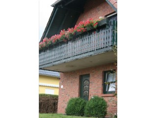 Hauseingang mit Balkon, Ferienhaus | Heise in Göhren-Lebbin
