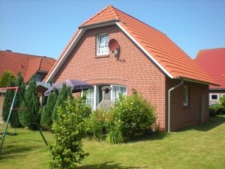 Die Terasse mit Blick auf das Spielgerät, Ferienhaus Schramm in Norden, Ostfriesland