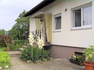 Hauseingang im Mai (1.Wohnung), Ferienwohnungen Raum Bodensee LK Konstanz in Engen (Hegau)