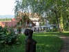 kleine Statue mit Garten im Hintergrund