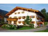 Gästehaus Hennenmühle - Unser Gästehaus liegt am Ortsanfang mit Blick in die Berge in Bad Hindelang