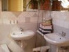 Wohnung im Haus: Badezimmer mit Badewanne, 2 Waschbecken und Duschkabine
