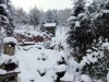 Garten im Winter mit Spielhaus