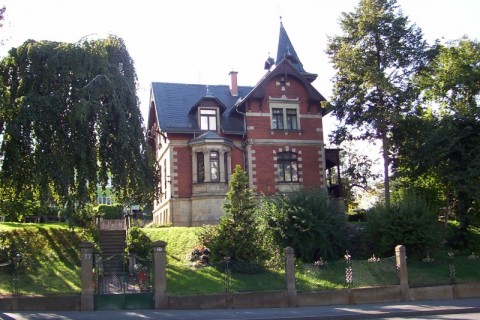 Blick auf die Villa von Straßenseite
